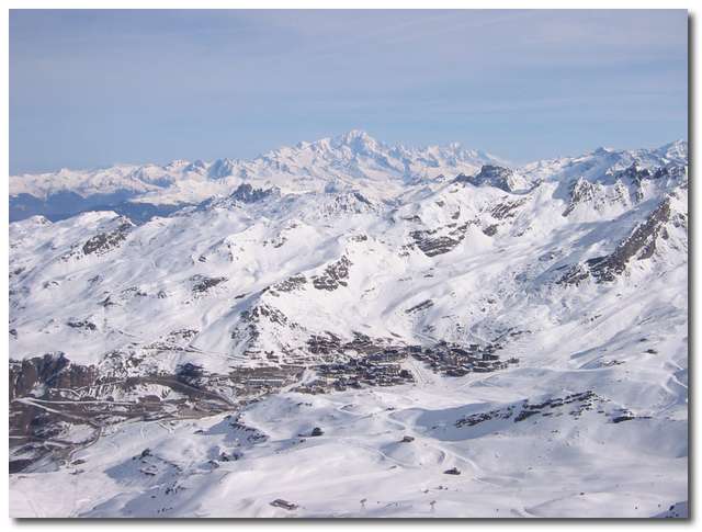 Val Thorens med Mont Blanc i fonden