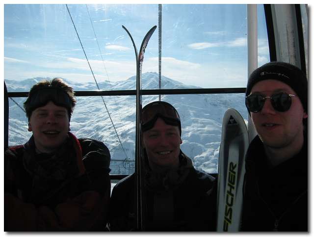 Tomas, KaKa och Gustav på väg upp i Pas du Lac-liften