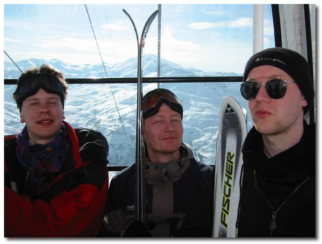 Tomas, KaKa och Gustav på väg upp i Pas du Lac-liften, nu med blixt