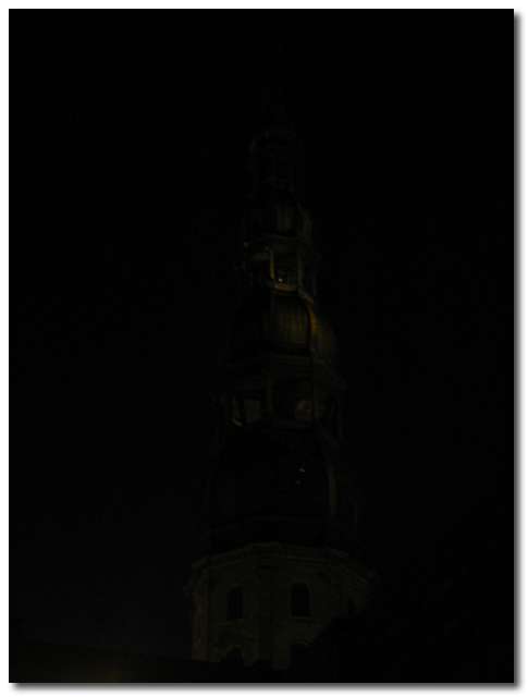 Tornet på S:t Peterskyrkan i mörkret