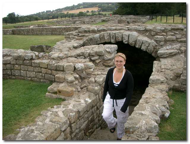 Therése i ruinerna efter det romerska fortet Cilurnum (Chesters)
