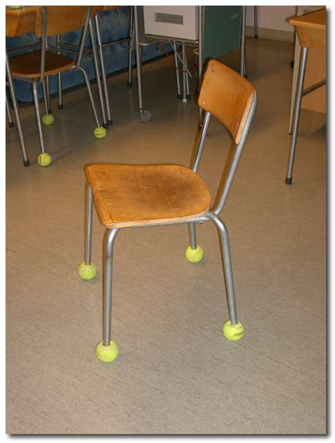 Alla stolar på skolan hade tennisbollar på fötterna