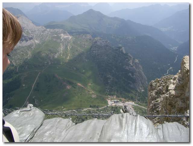 Utsikten från Lagazuoi-hyttan ner mot Falzarego-passet. Sandsäckarna minner om fronten från 1:a världskriget