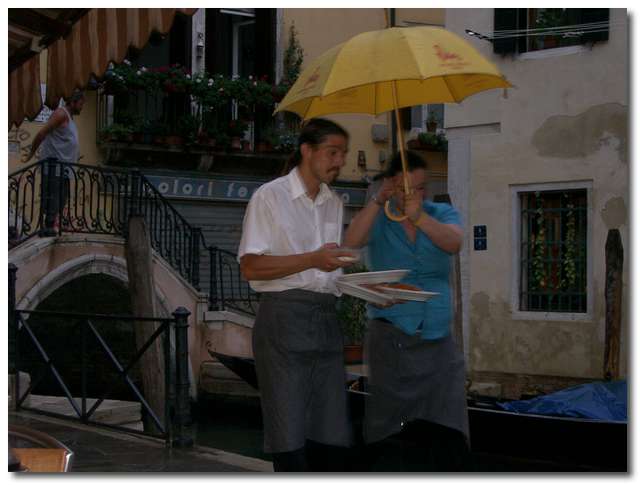 I regnet måste maten skyddas av paraply