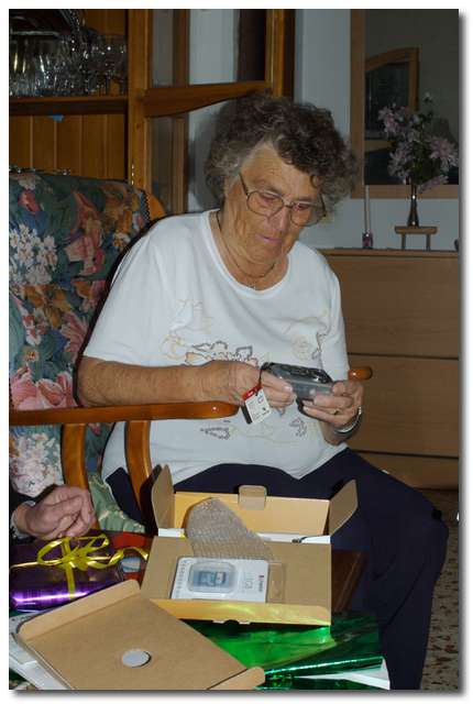 Karin öppnar paket