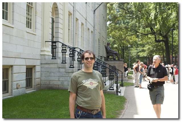 Jag framför John Harvard-statyn
