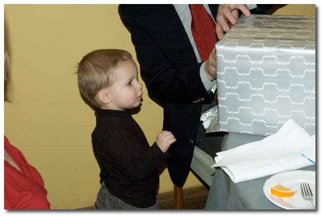 Pontus hjälper farfar öppna paket
