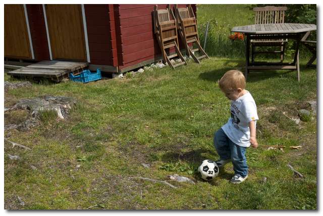 Pontus spelar fotboll