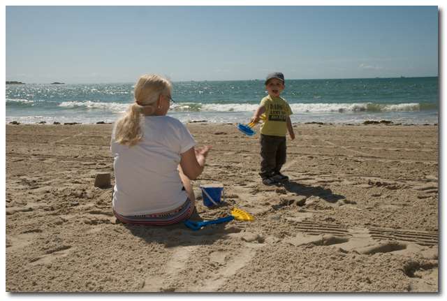 Pontus och Agnetha leker på stranden
