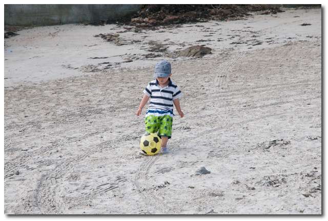 Pontus spelar fotboll på stranden