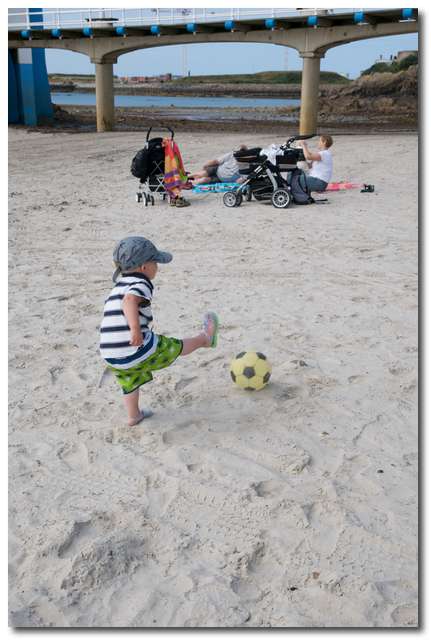 Pontus spelar fotboll på stranden