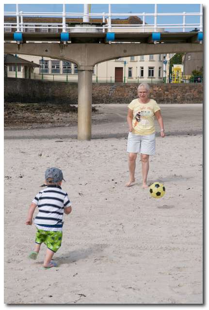 Pontus och Agnetha spelar fotboll på stranden