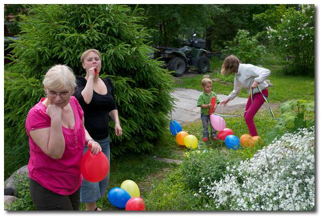 Agnetha, Therése, Pontus och Lovisa blåser upp ballonger