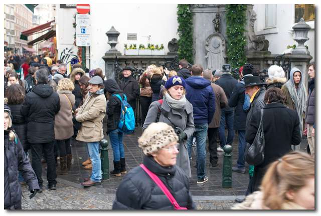 Stor folksamling vid Maneken Pis